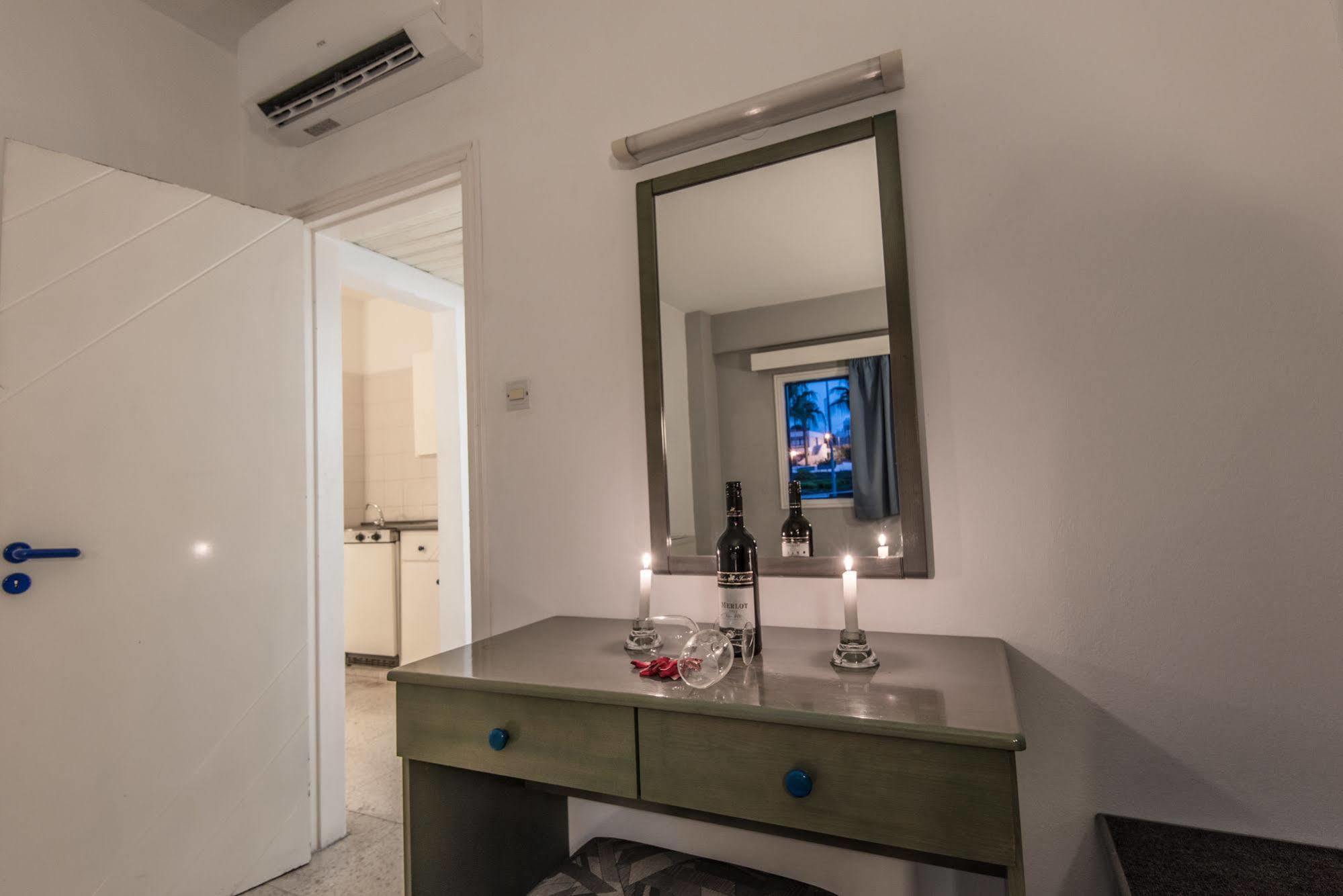 Cordelia Hotel Apartments ไอยานาปา ภายนอก รูปภาพ
